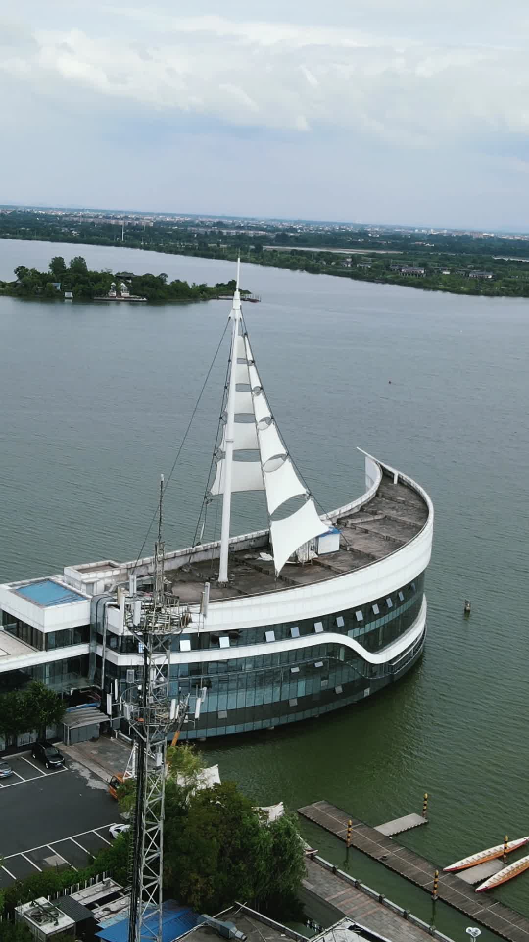 旅游景区常德柳叶湖帆船中心竖屏航拍视频的预览图