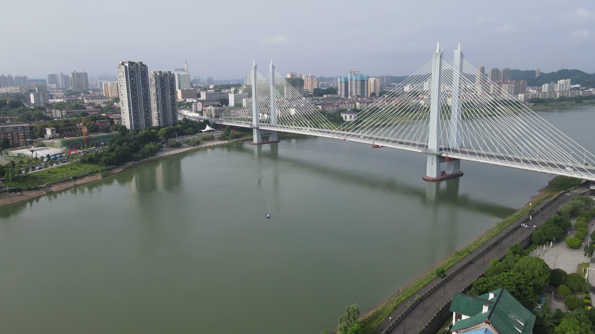 城市航拍湖南益阳西流湾大桥交通视频的预览图