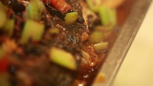 镜头合集网红美食豆豉烤鱼视频的预览图