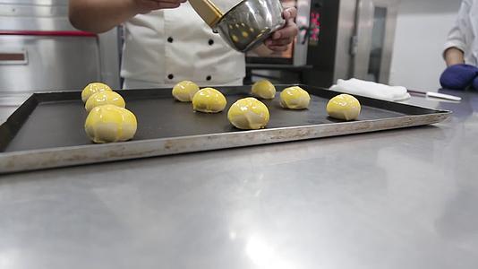 镜头合集甜品师厨师烤箱烘焙蛋黄酥视频的预览图