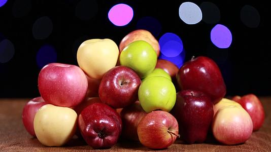 镜头合集五颜六色的各种苹果视频的预览图