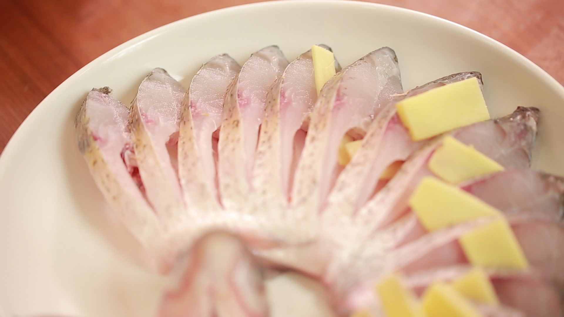 镜头合集鱼肉加生姜料酒去腥视频的预览图