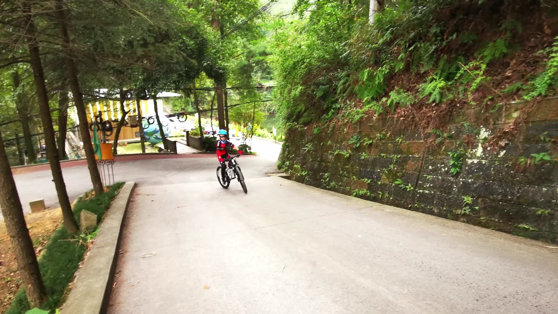 体育运动骑行自行车山地车青少年体育视频的预览图
