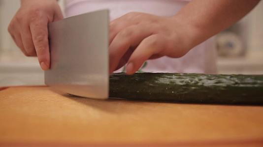 镜头合集厨师刀工切黄瓜丝视频的预览图