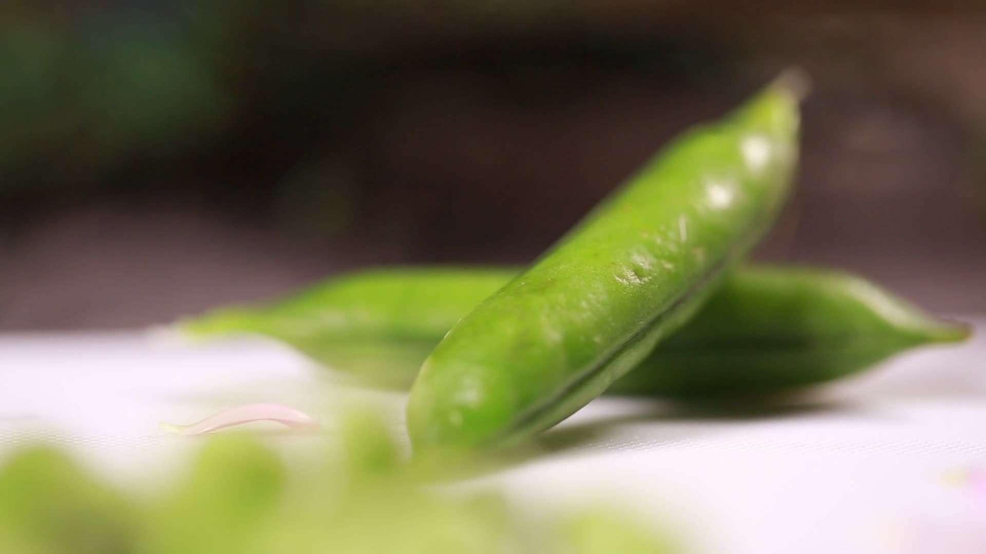 镜头合集剥豌豆粒剥青豆视频的预览图