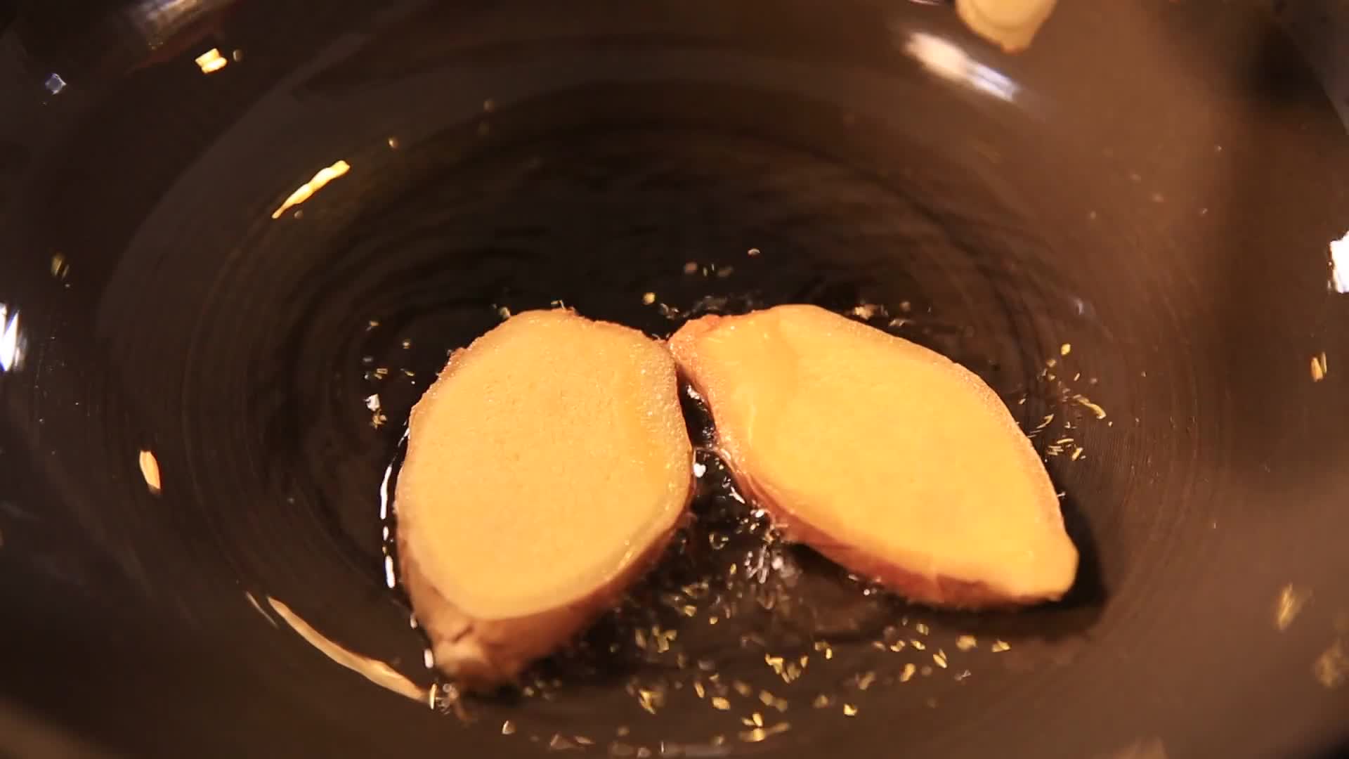 镜头合集葱姜花椒大料香叶炝锅炒制炖肉底料视频的预览图