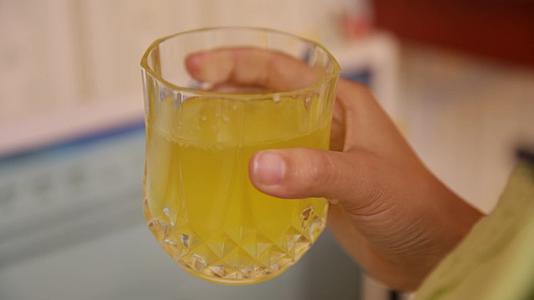 镜头合集玻璃杯倒果汁喝果汁橙汁菠萝汁芒果汁黄色果汁视频的预览图