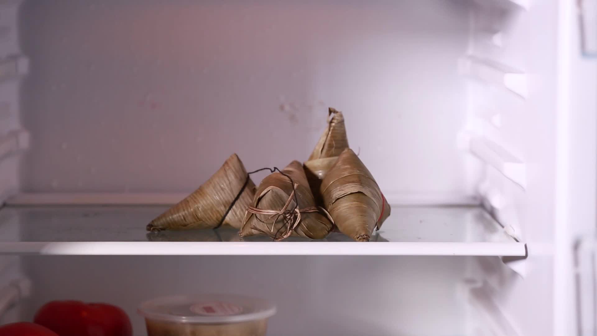 镜头合集冰箱冷藏储存粽子视频的预览图