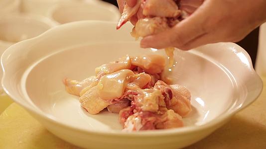镜头合集葱姜水料酒调料腌制鸡肉去腥入味视频的预览图