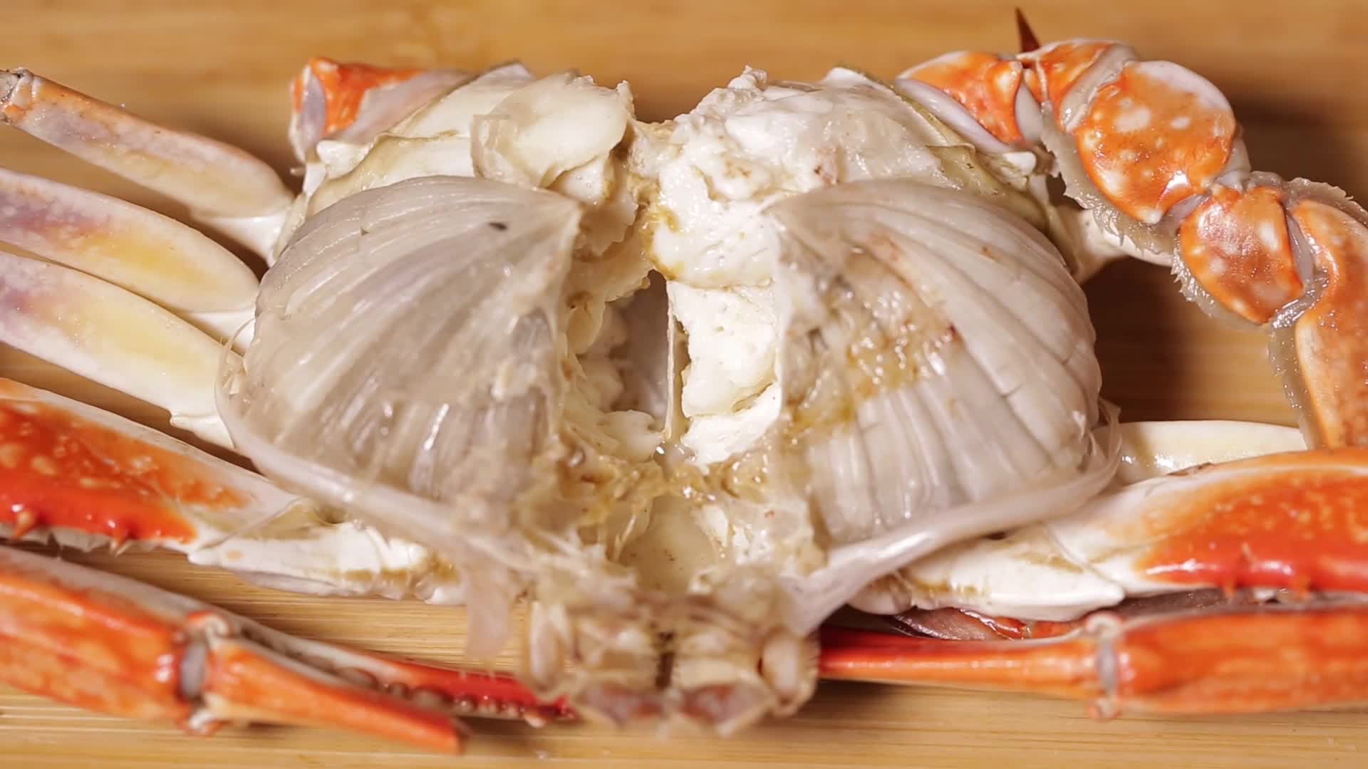 镜头合集拆水蟹掰开梭子蟹壳视频的预览图