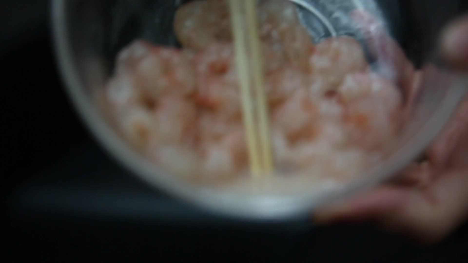 镜头合集炒制后缩水的虾仁视频的预览图
