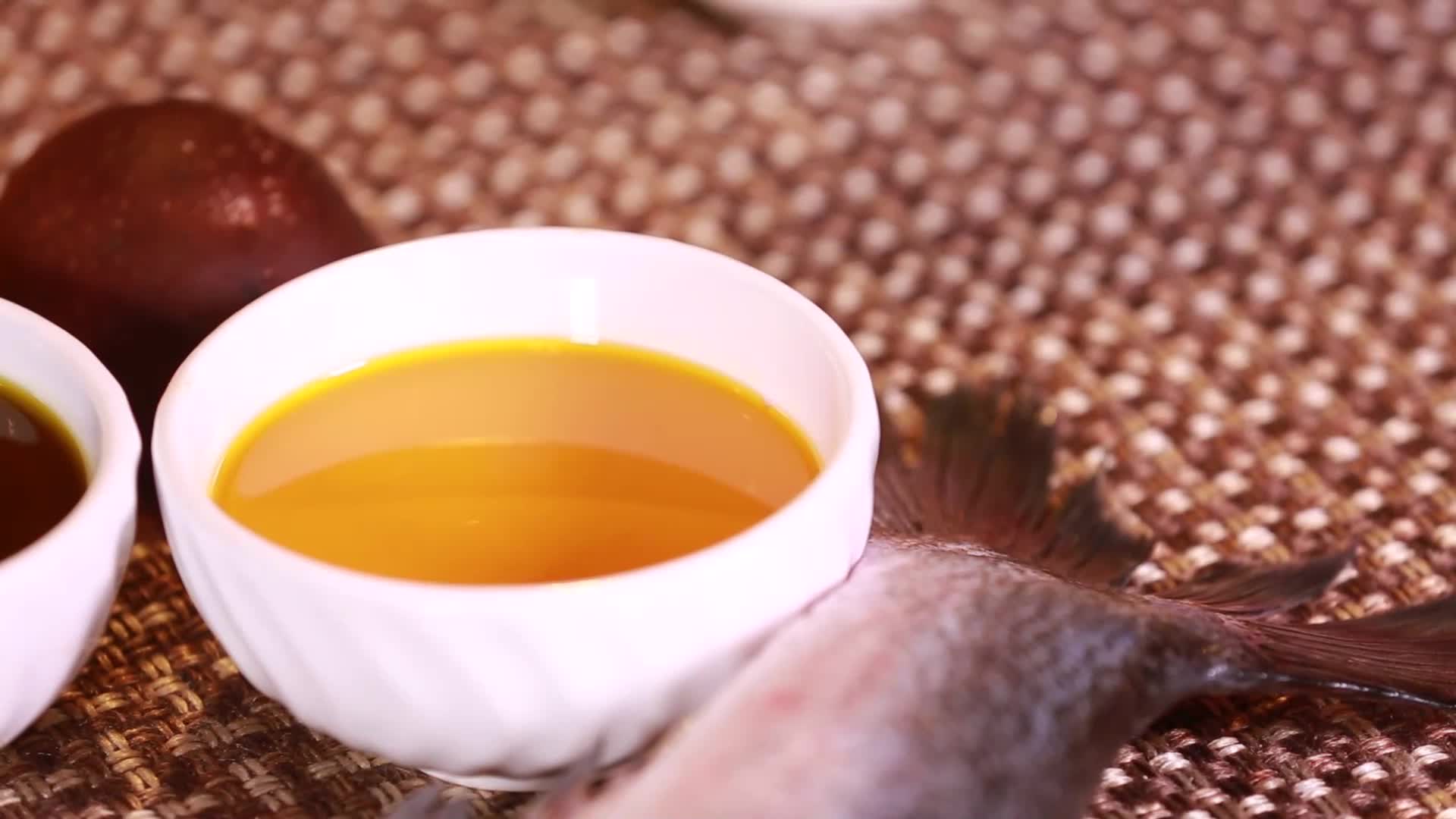 镜头合集炖制鱼头泡饼的各种调料视频的预览图
