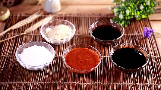 镜头合集番茄酱白糖实验酱油蚝油辣酱各种调料视频的预览图