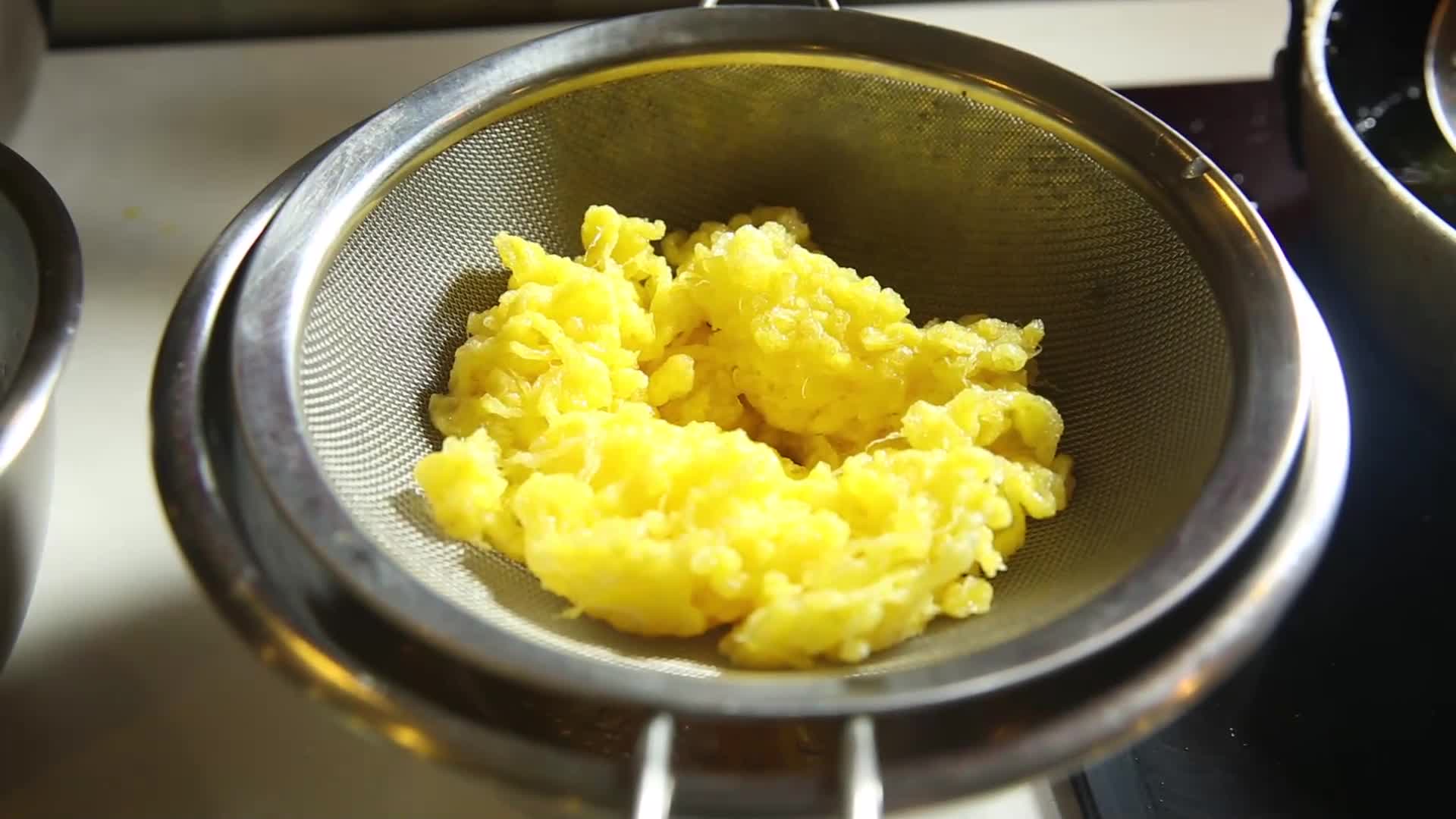 镜头合集鸡蛋糕鸡蛋碎视频的预览图