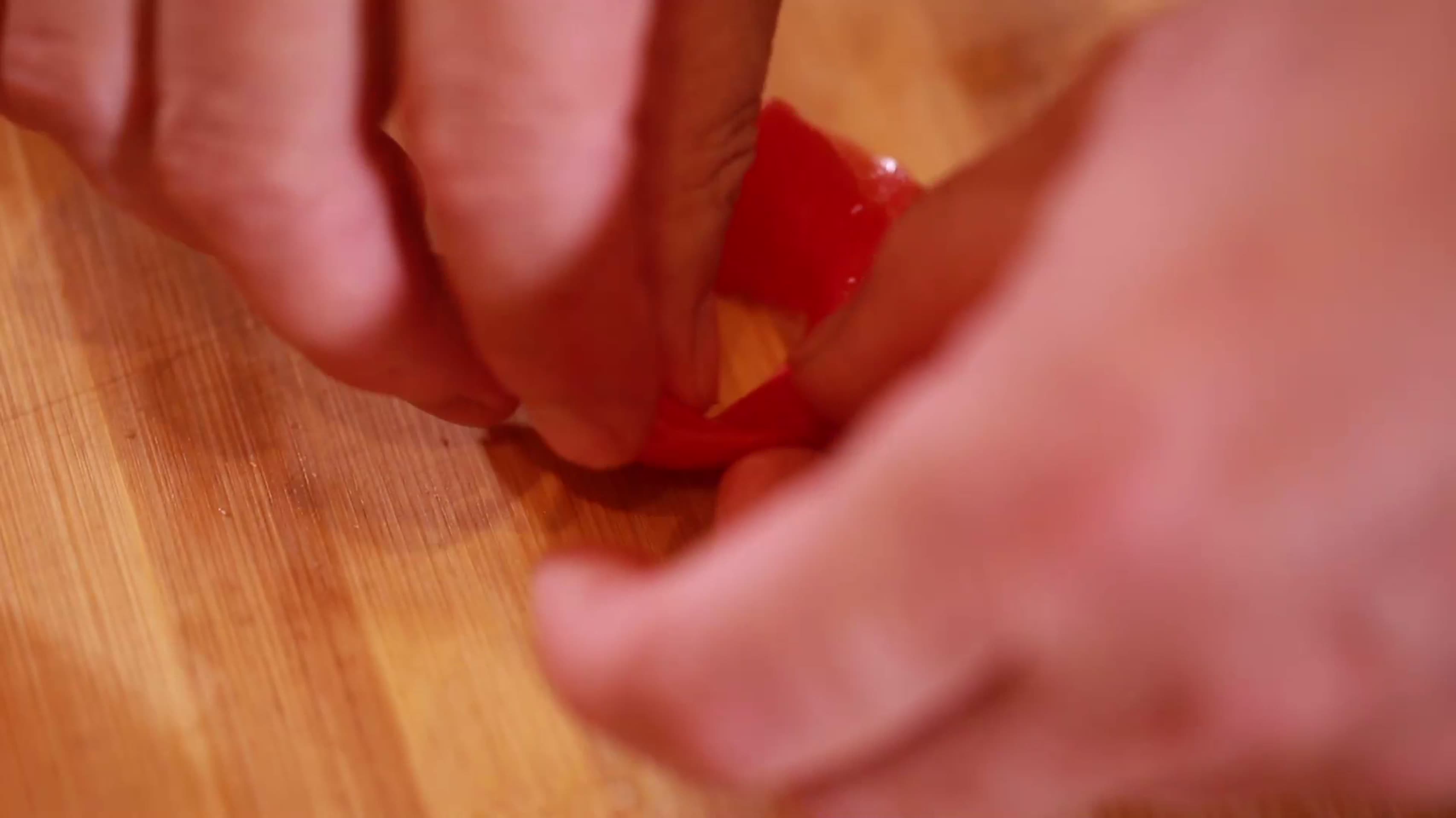 镜头合集花刀切西红柿摆盘雕花视频的预览图