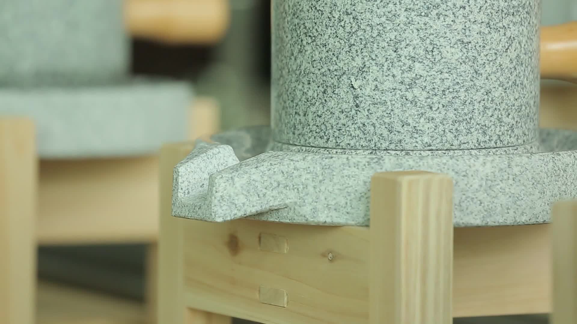 镜头合集磨盘石磨磨豆浆做豆腐视频的预览图