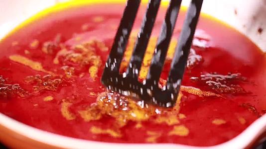 镜头合集辣油红油垃圾食品视频的预览图