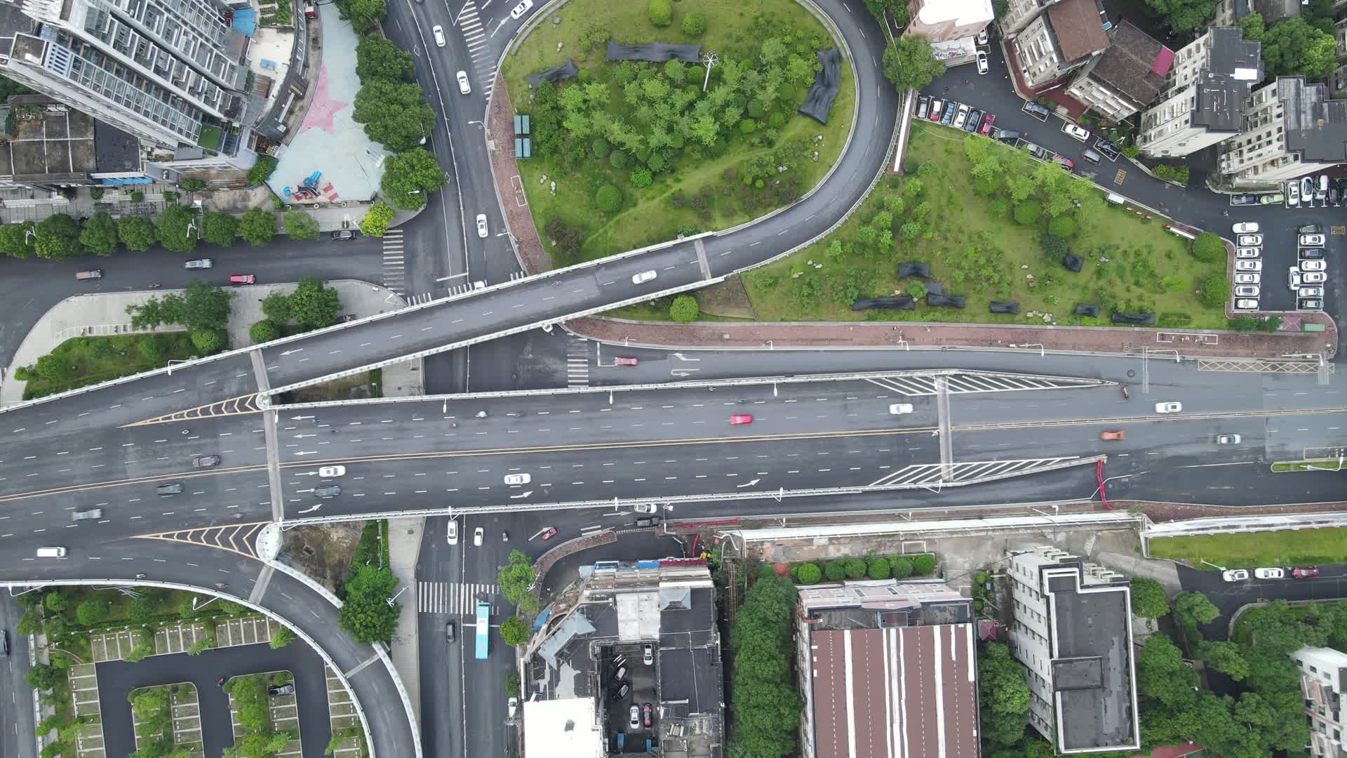 城市航拍湖南益阳桃花仑路交通视频的预览图