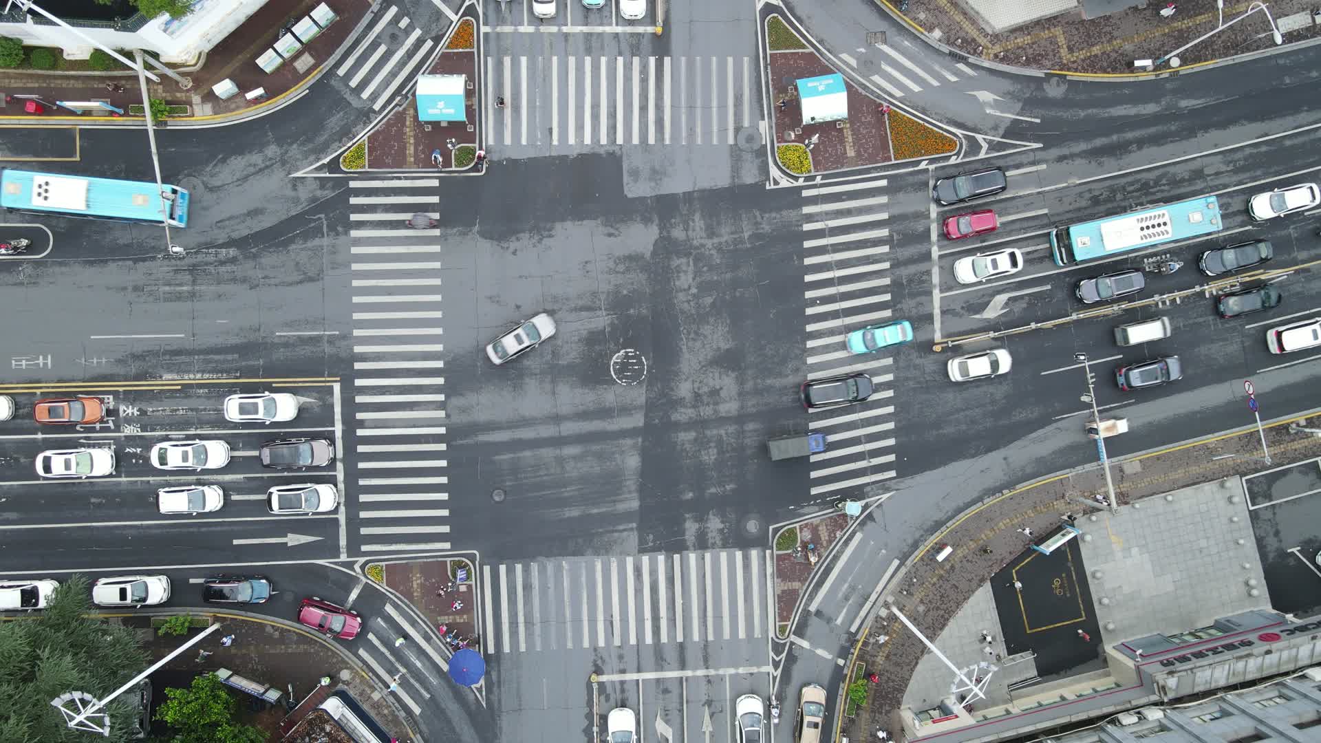 城市航拍湖南益阳桃花仑路交通视频的预览图