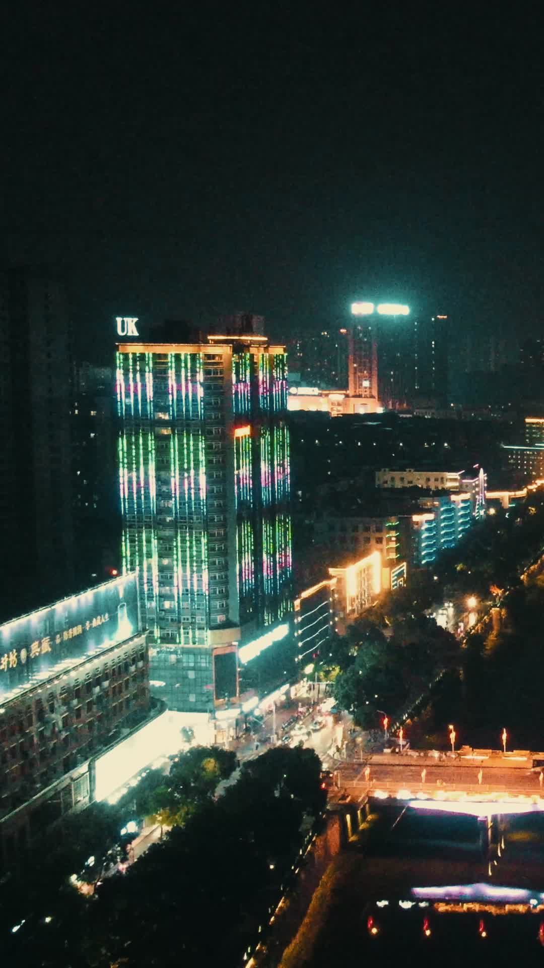 城市航拍湖南邵阳沿河大道交通竖屏视频的预览图