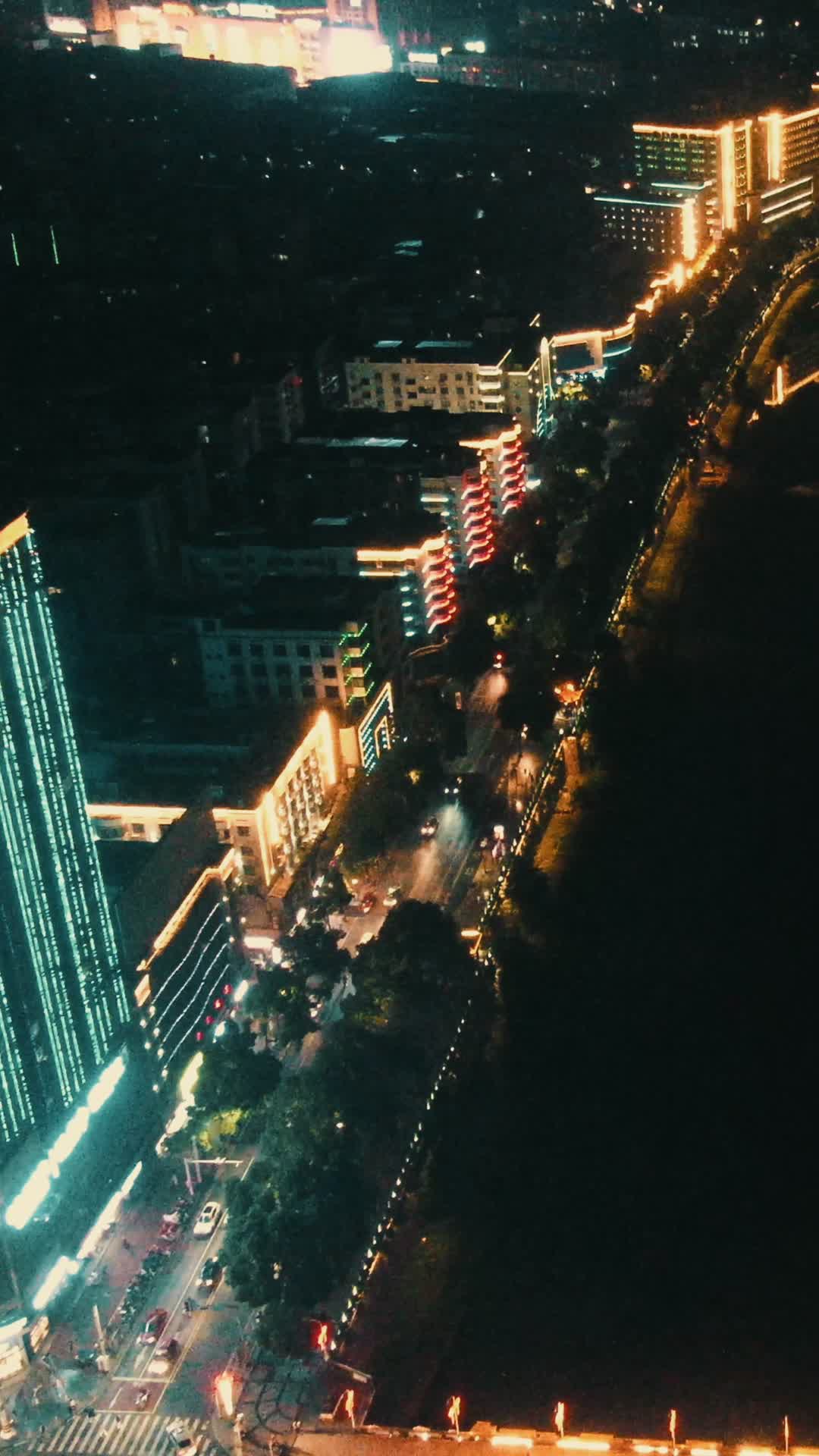 城市航拍湖南邵阳沿河大道交通竖屏视频的预览图