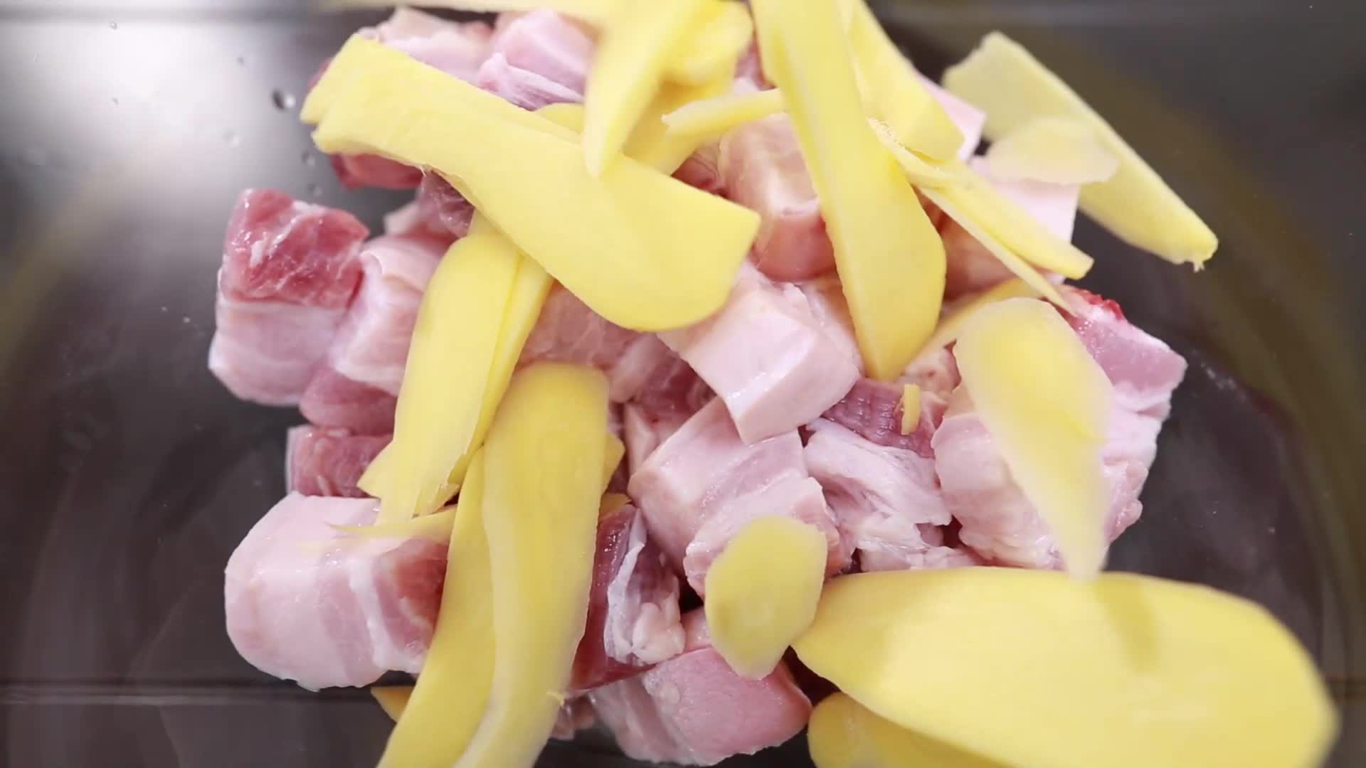 镜头合集生姜炖猪肉视频的预览图
