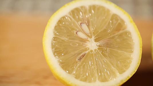 镜头合集切柠檬挤柠檬汁视频的预览图