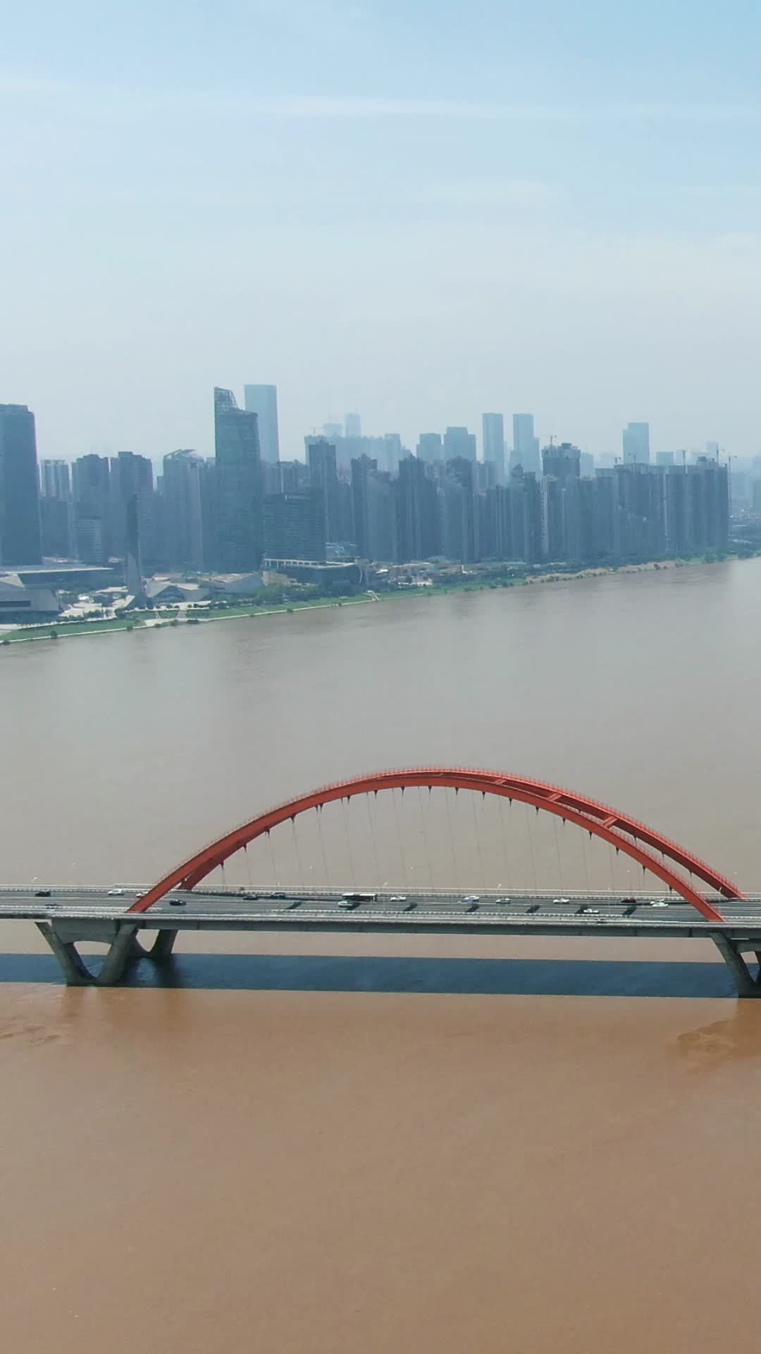 城市航拍湖南长沙福元路湘江大桥竖屏视频的预览图