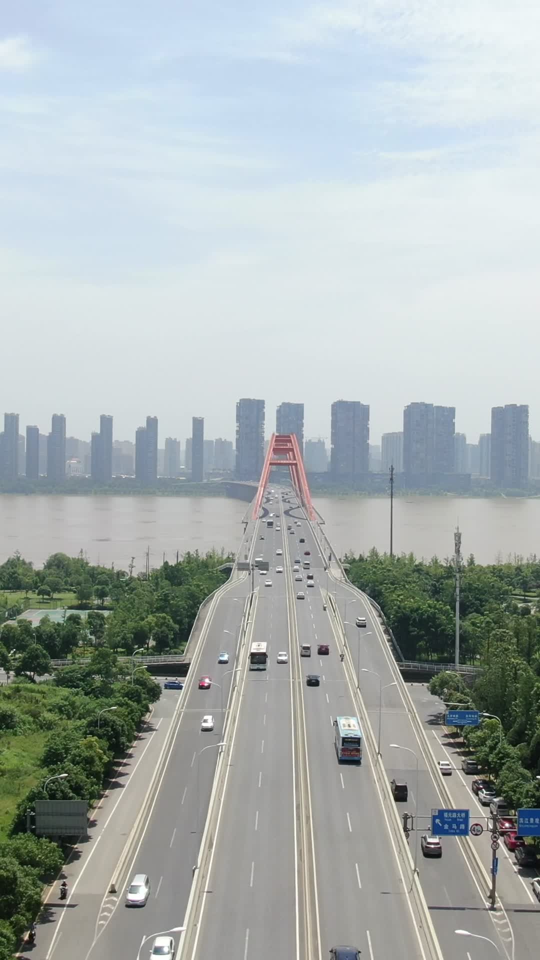 城市航拍湖南长沙福元路大桥竖屏视频的预览图