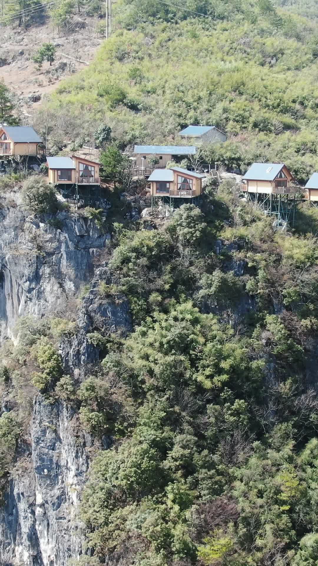 旅游景区湖南黄岩度假区网红悬崖小木屋视频的预览图
