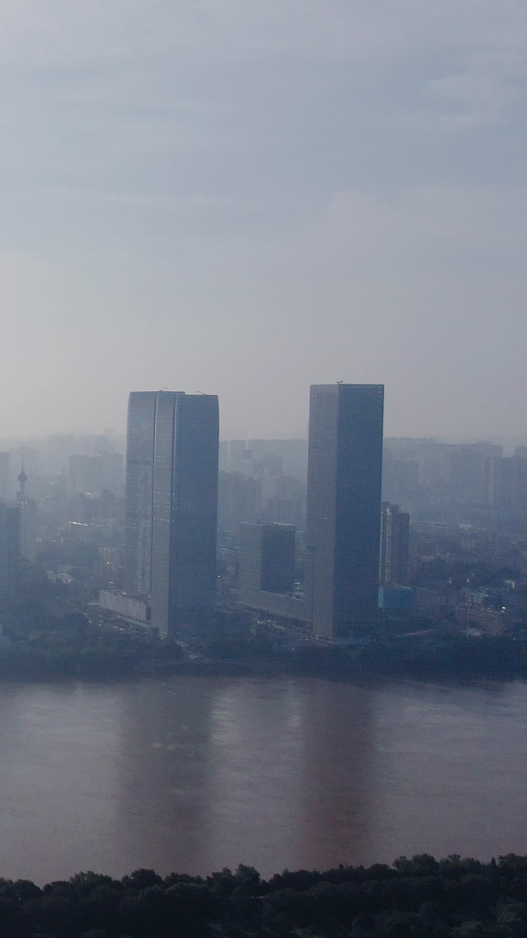 城市航拍湖南长沙清晨高楼迷雾竖屏视频的预览图