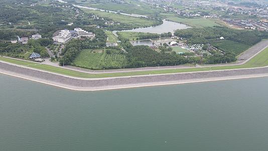 航拍湖北荆州洈水景区水库大坝视频的预览图