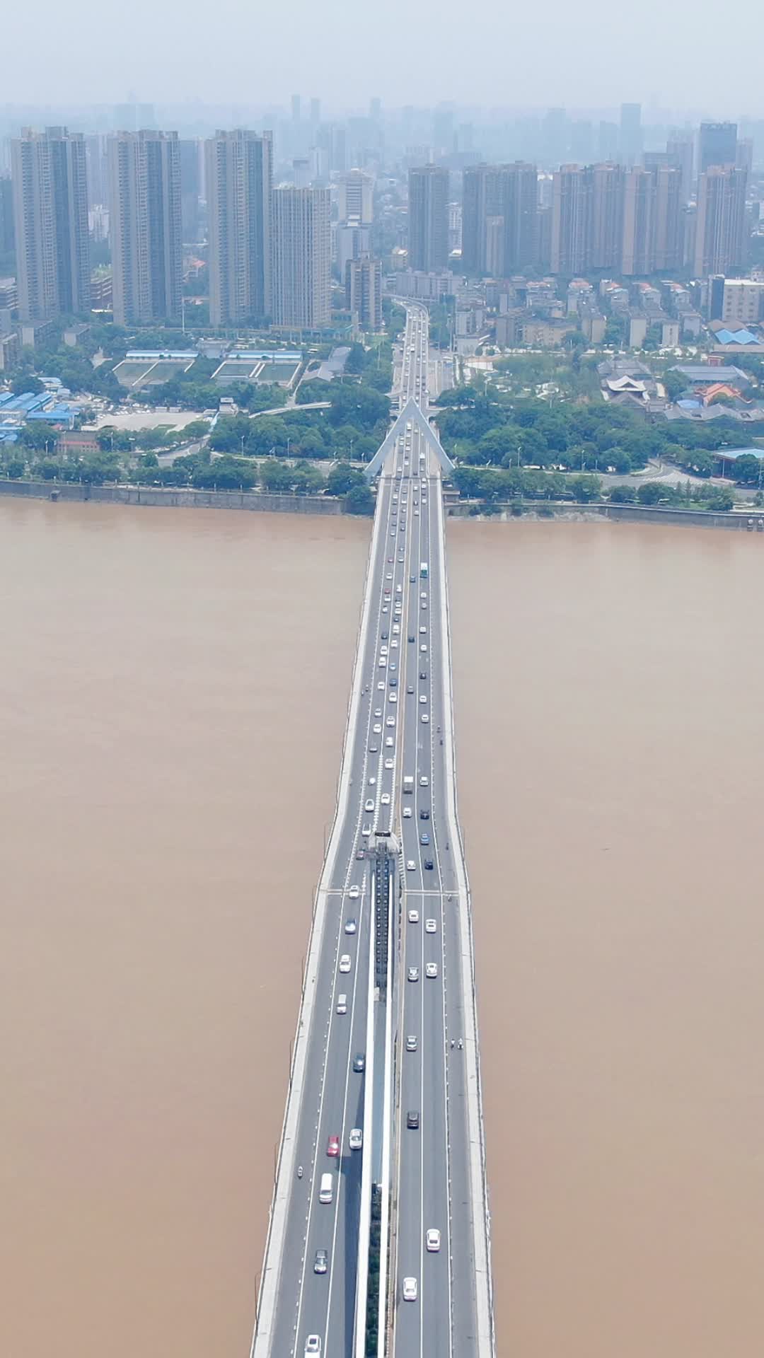 城市航拍湖南长沙银盆岭大桥竖屏视频的预览图