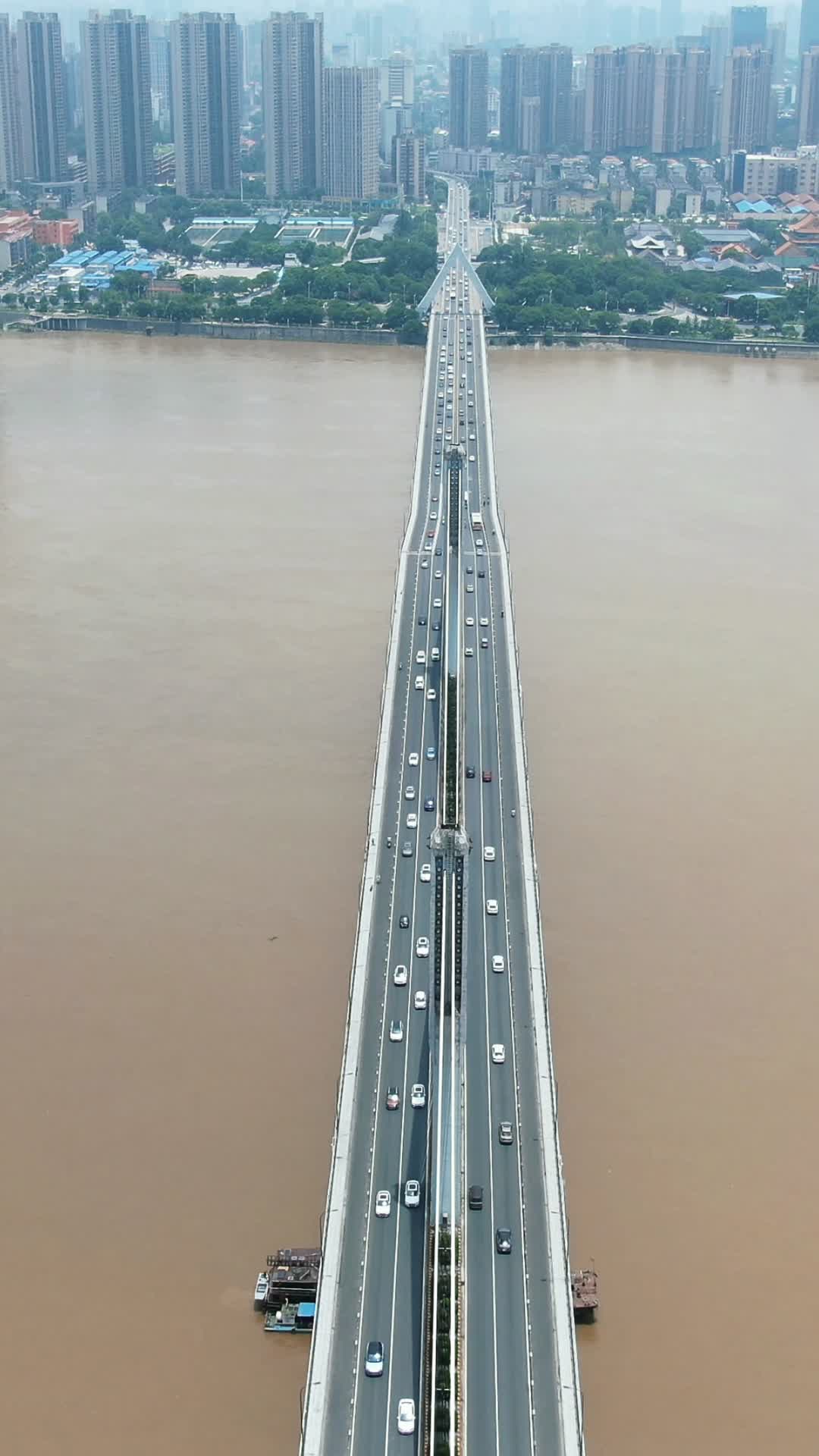 城市航拍湖南长沙银盆岭大桥竖屏视频的预览图