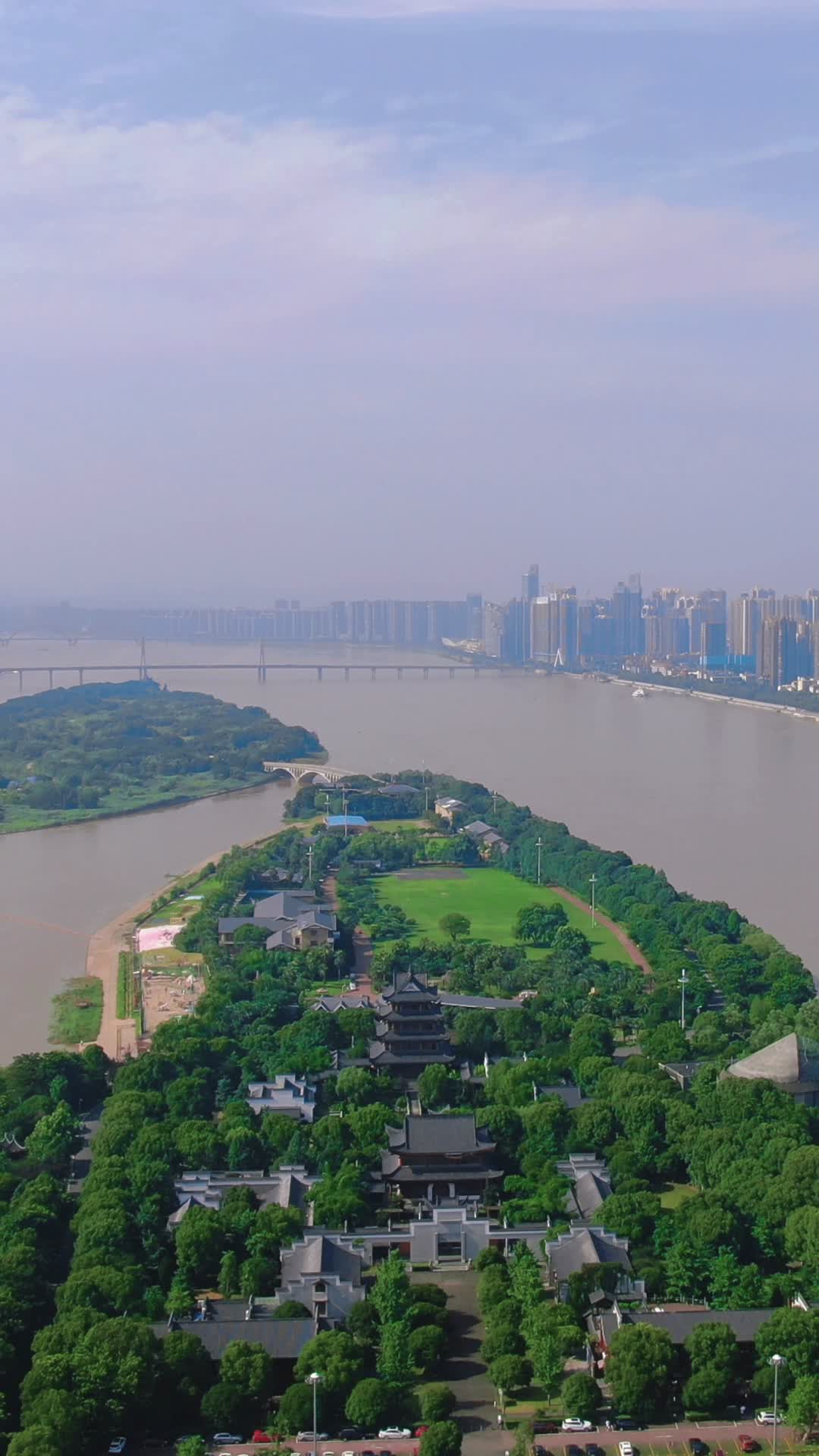 城市航拍湖南长沙湘江风光竖屏视频的预览图