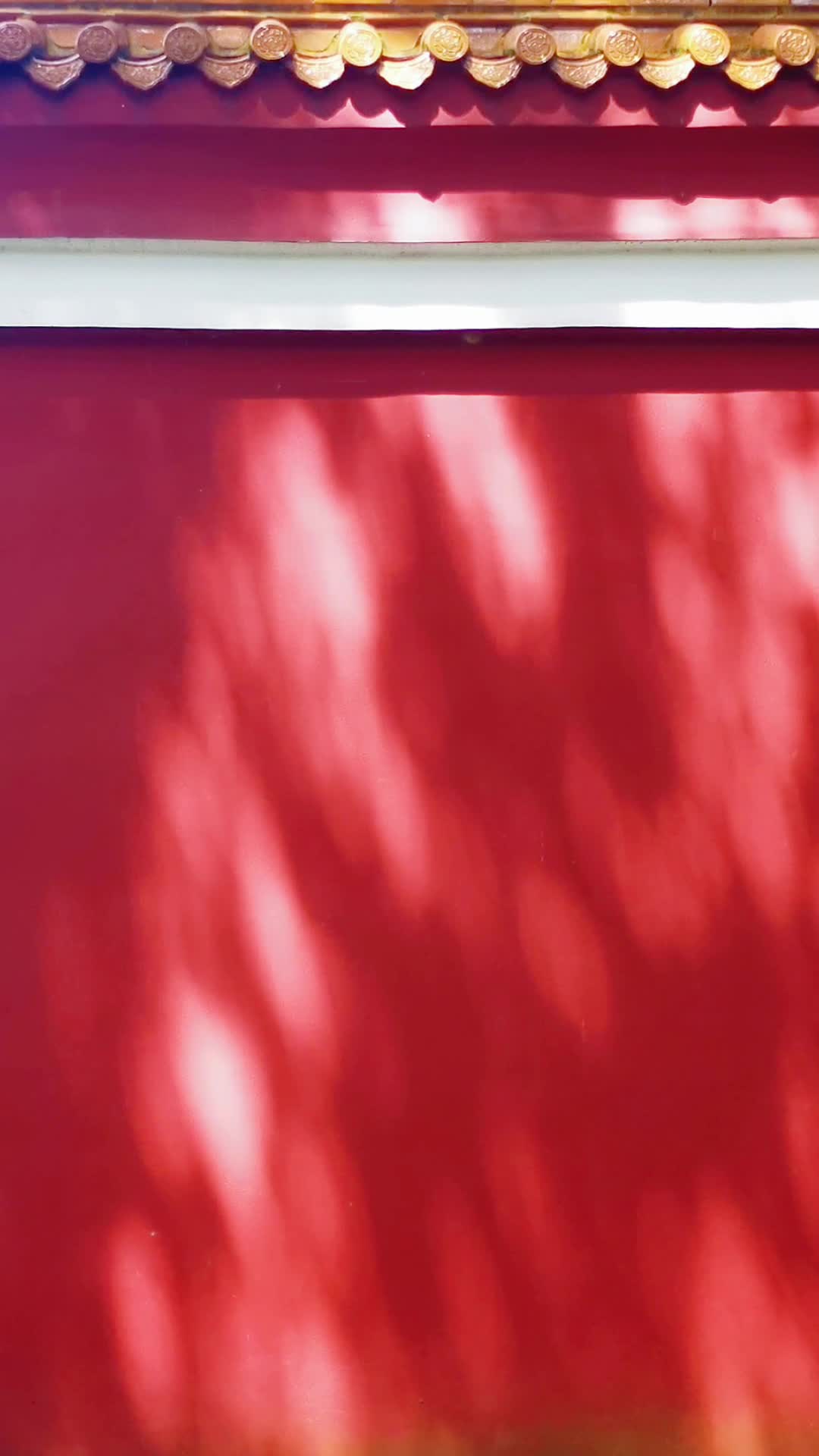 竖屏红色古建筑光影意境实拍视频的预览图