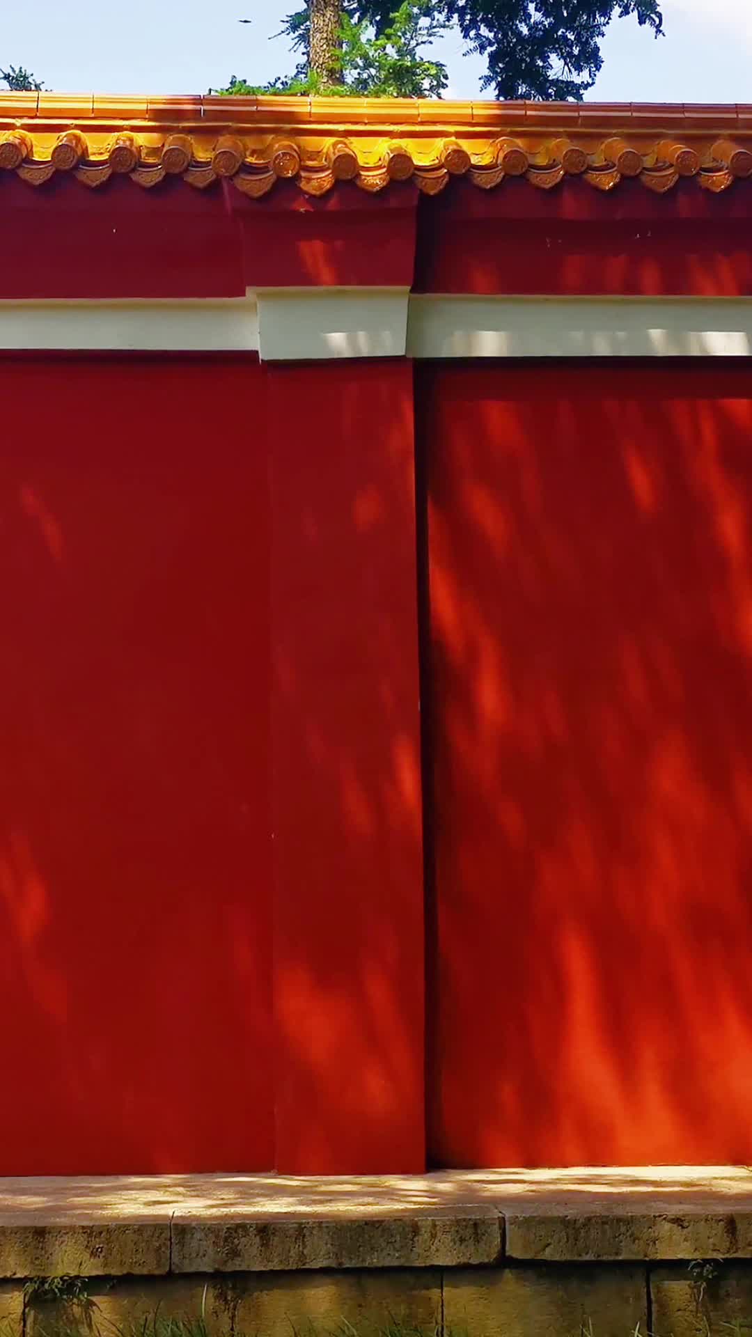 竖屏红色古建筑光影意境实拍视频的预览图