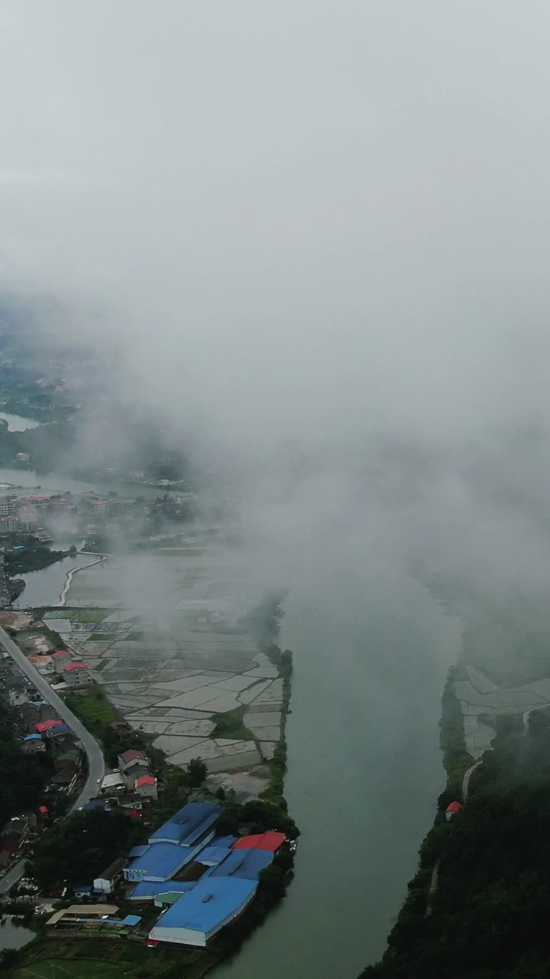 无人机云层之上云雾竖屏航拍视频的预览图