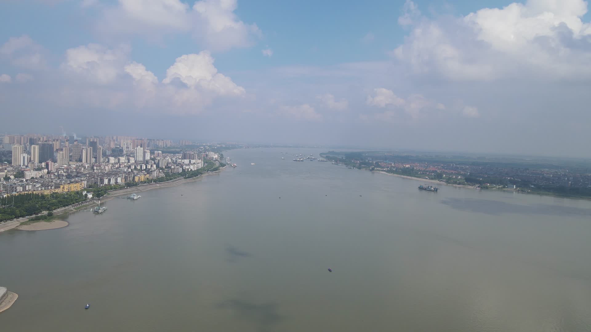 湖北荆州长江风光蓝天白云视频的预览图
