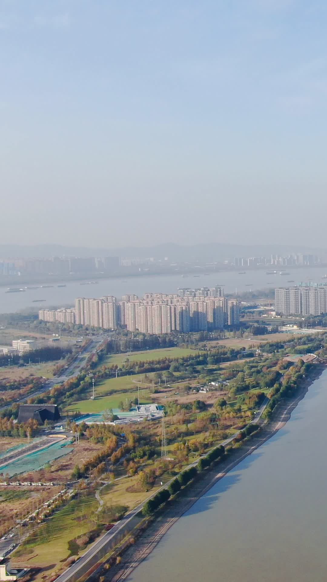 城市航拍江苏南京夹江风光竖屏视频的预览图