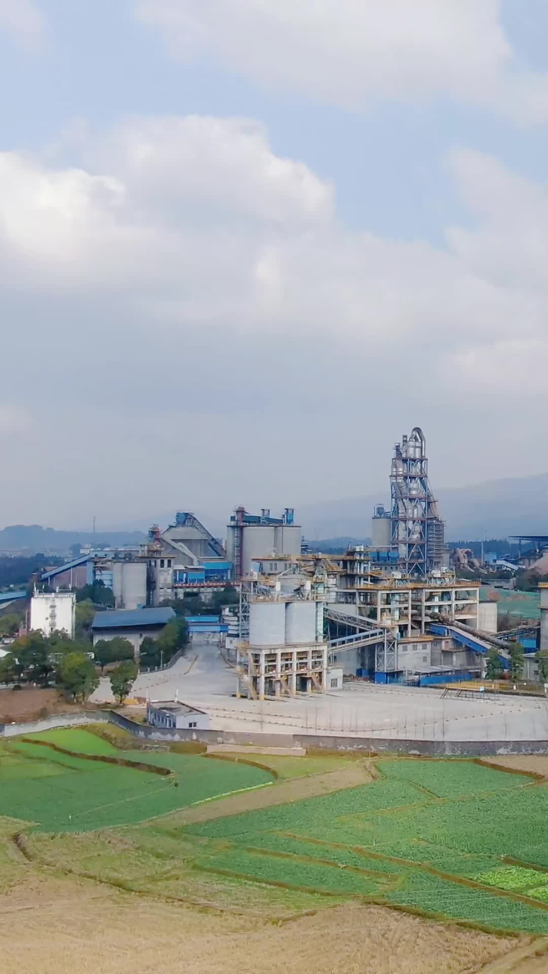 大型工业生产工厂竖屏航拍视频的预览图