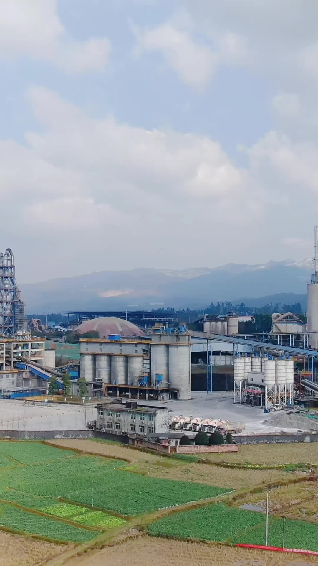 大型工业生产工厂竖屏航拍视频的预览图