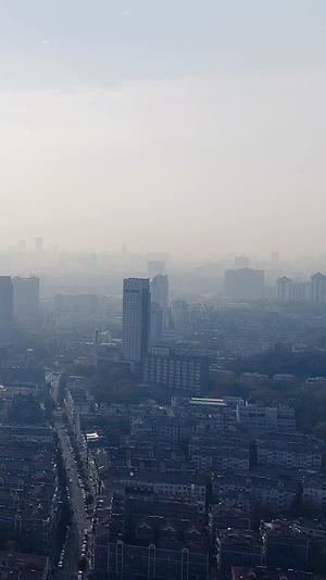 城市航拍南京清晨雾霾天气视频的预览图