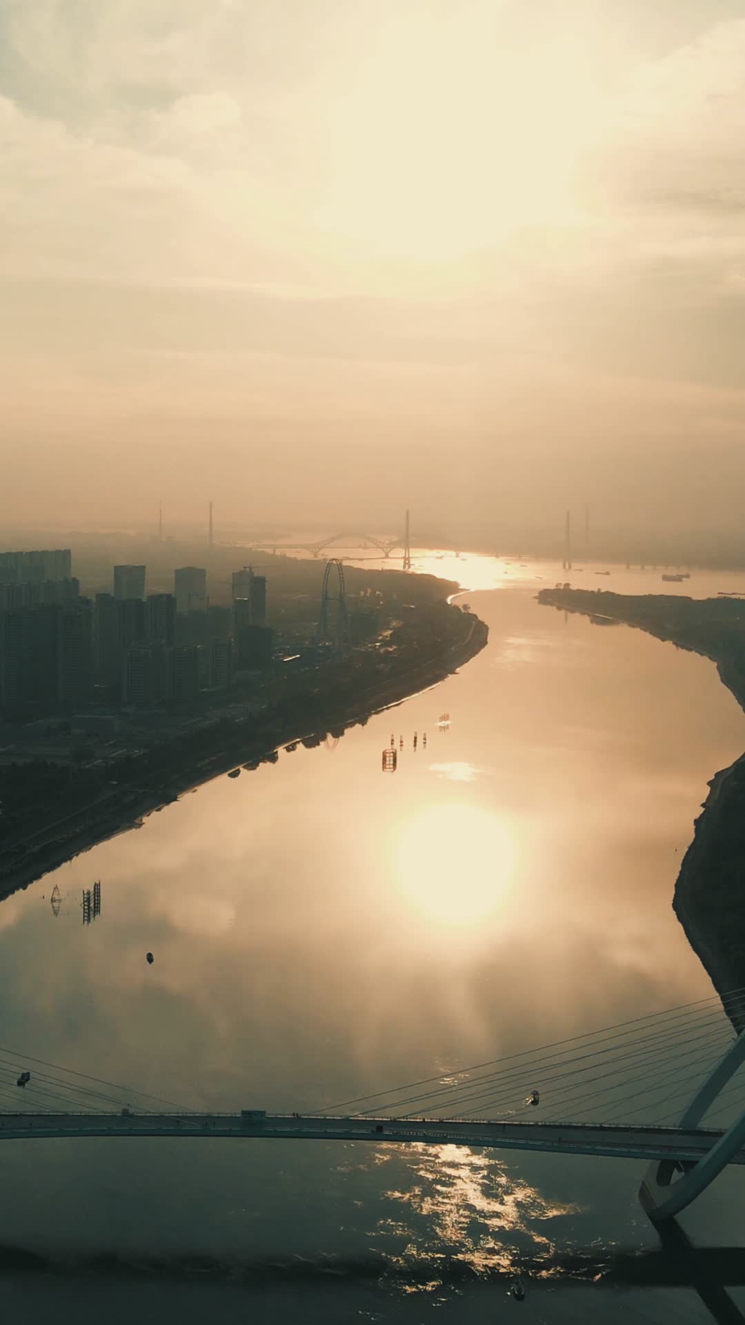 城市航拍江苏南京长江日落竖屏视频的预览图