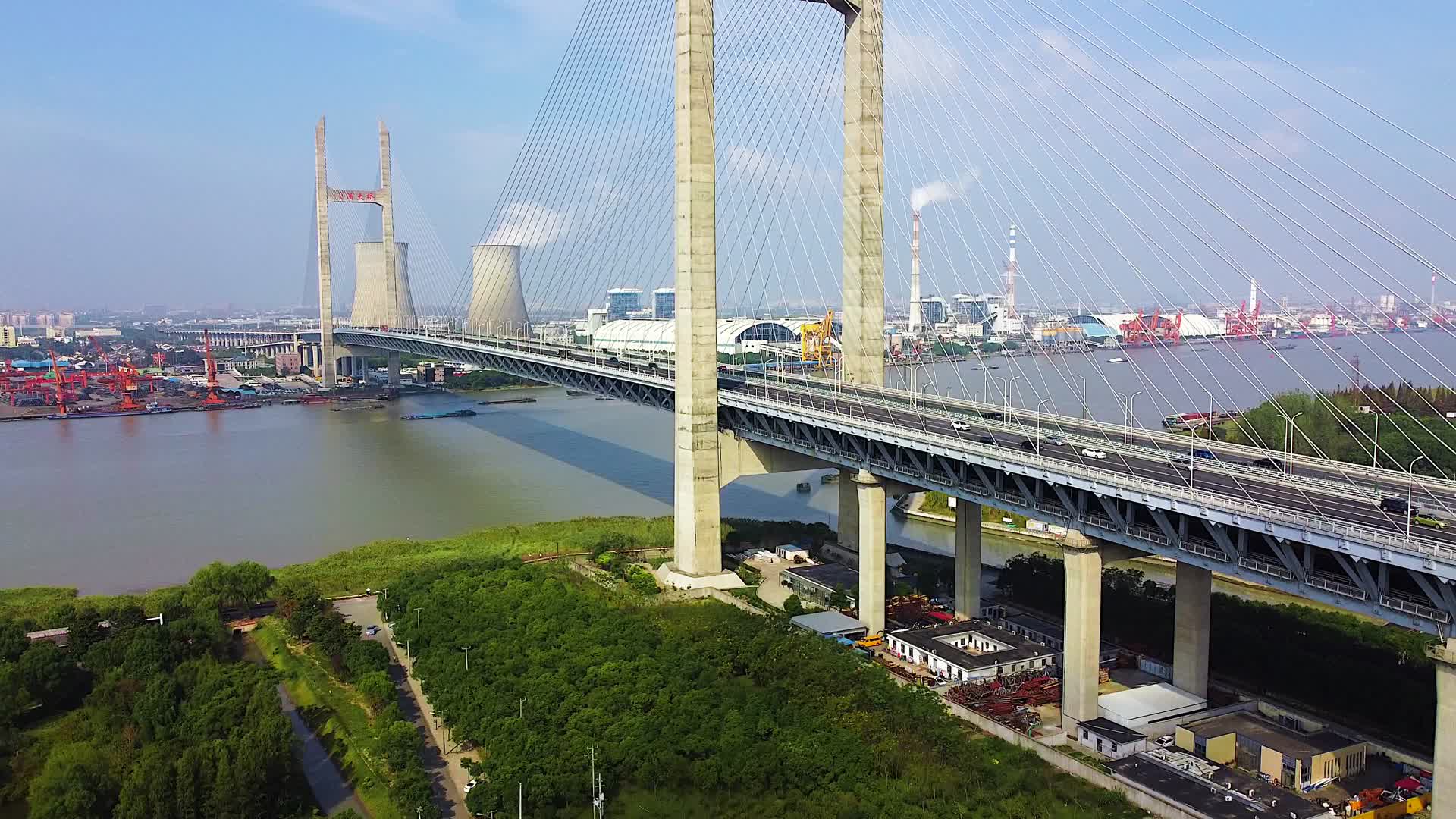 4k航拍上海闵浦大桥视频的预览图