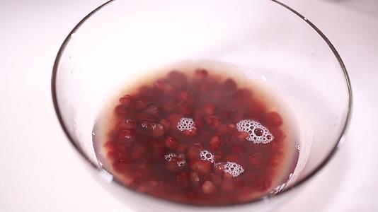 镜头合集水煮红豆沙红豆汤视频的预览图