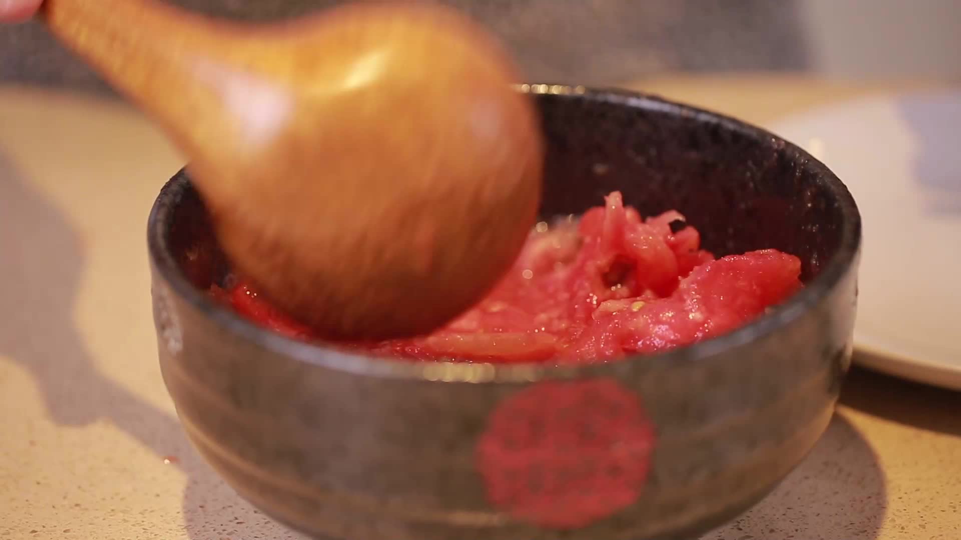 镜头合集烫西红柿去皮熬番茄酱视频的预览图
