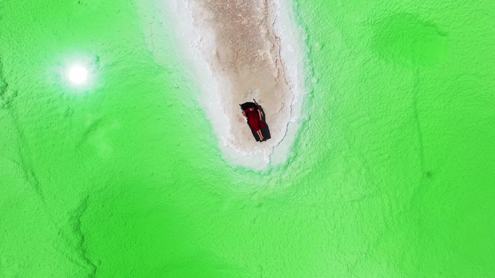 青海海西芒崖翡翠湖航拍视频的预览图