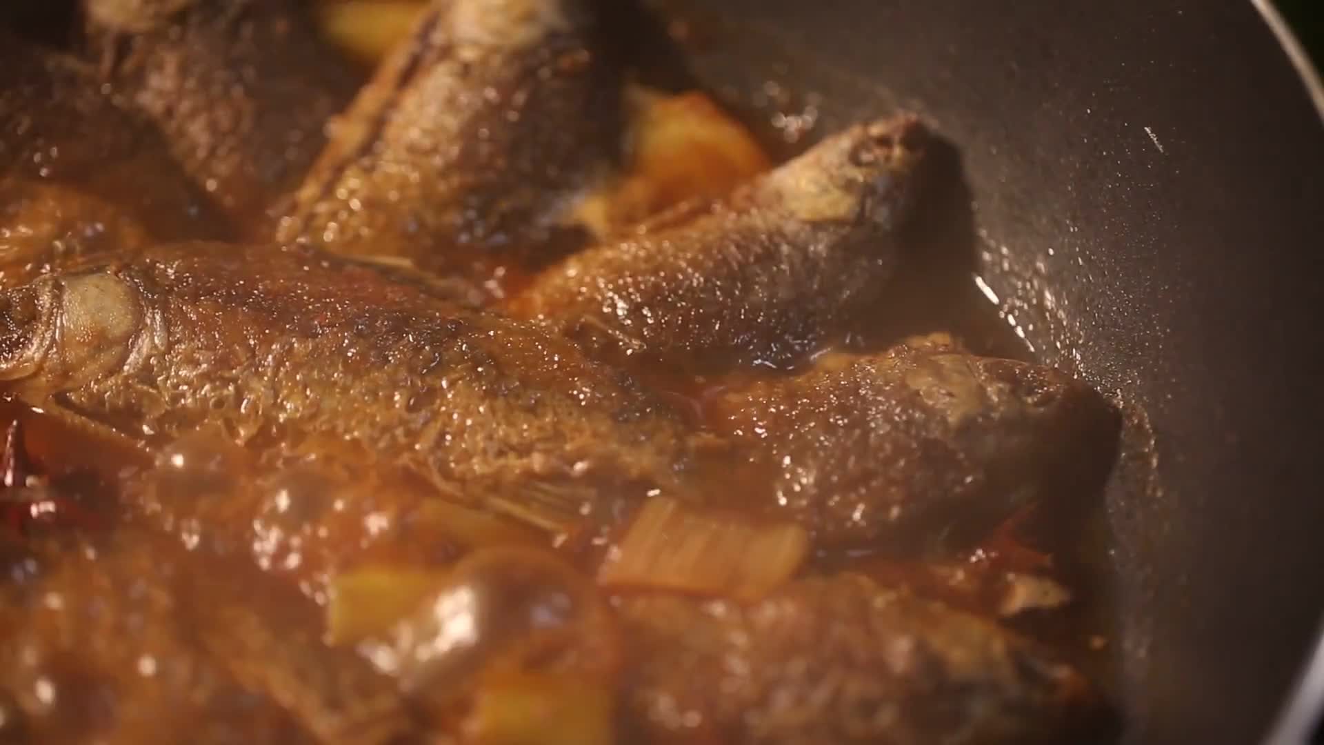 镜头合集鱼汤炖鱼红烧鱼视频的预览图