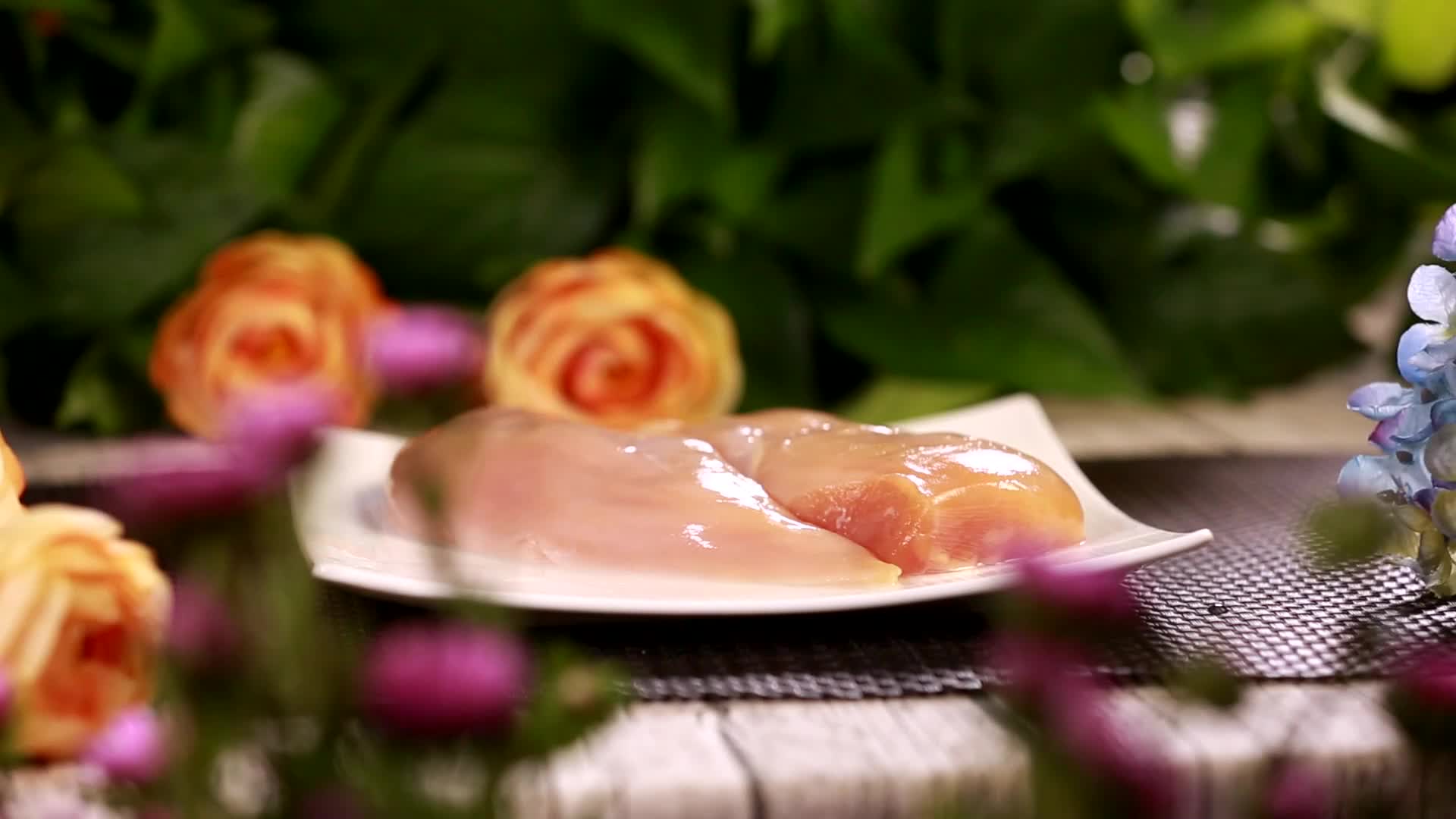 镜头合集鸡胸肉健身食材视频的预览图